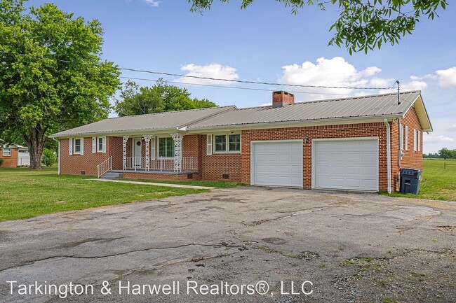 Building Photo - 3 br, 2.5 bath House - 660 West Main Street