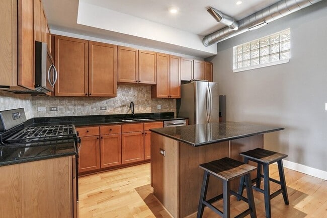 Building Photo - 354 River St