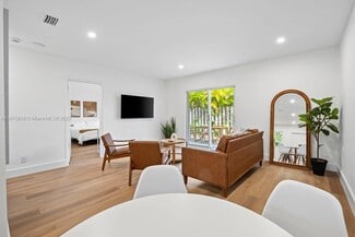 Building Photo - 817 Tequesta St