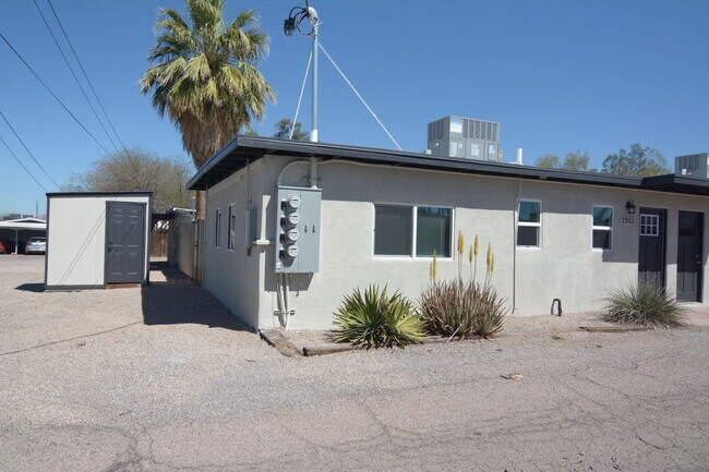 Building Photo - Remodeled 2 Bedroom 1 Bath Duplex! Great Central Tucson Location!
