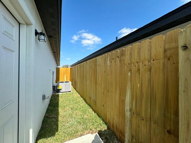 Building Photo - 1202 W Platinum Dr