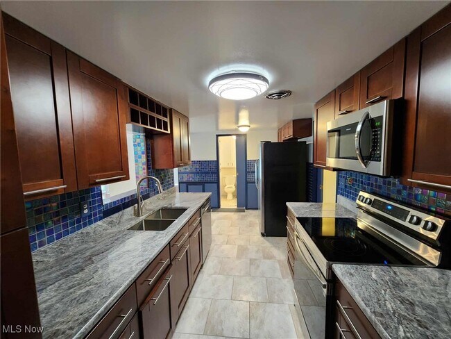 Foto del edificio - 6960 Carriage Hill Dr
