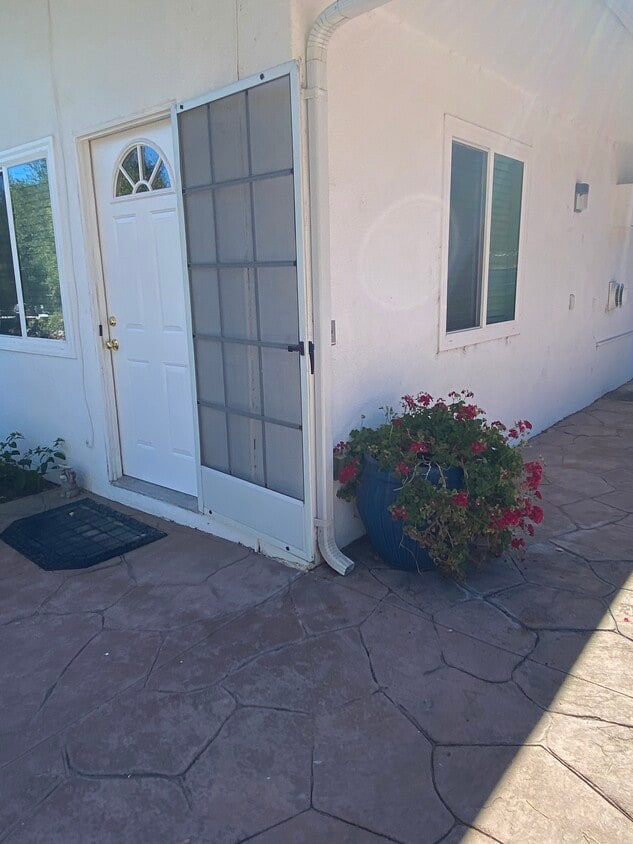 22829 Burbank Blvd Unit guesthouse apartment, Woodland Hills, CA 91367