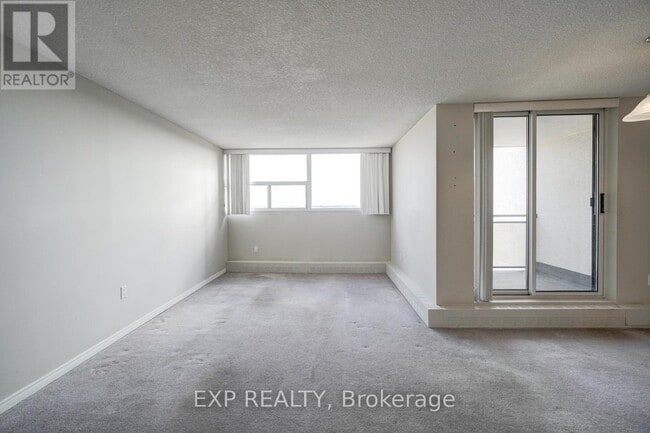 Photo du bâtiment - 2900-2900 Battleford Rd