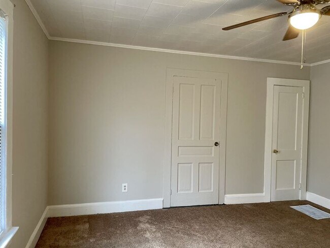 Building Photo - Modest and Cozy within GREAT LOCATION