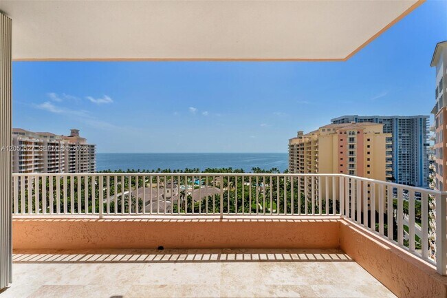 Foto del edificio - 785 Crandon Blvd