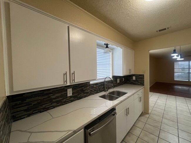 Foto del edificio - 3/2 Hewitt, TX Duplex