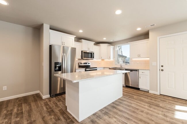 Building Photo - 3815 Gemini Dr SE