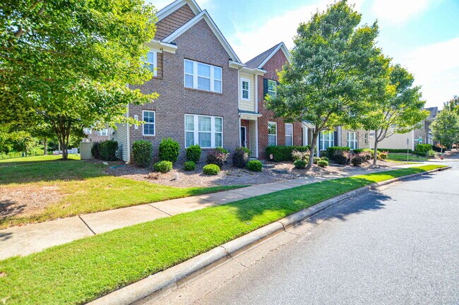Building Photo - "Charming 3-Bedroom Townhouse in Indian La...