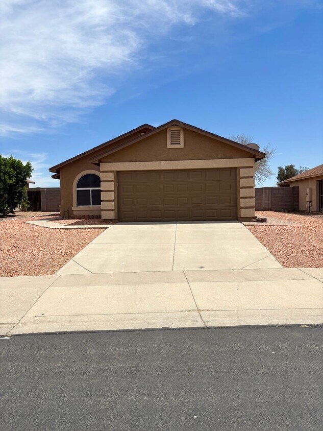 Foto principal - **Excellent 3br/2ba/2 car garage HOUSE (UN...