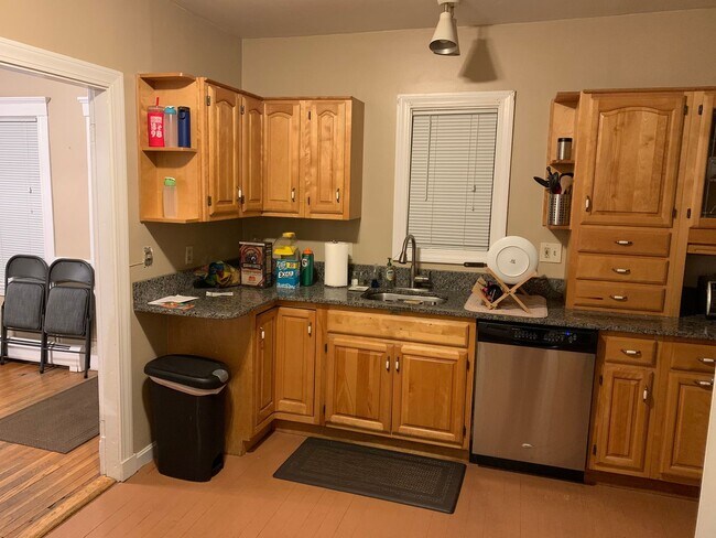 Foto del edificio - NO FEE!!!!! 1.5 Bed in Watertown with parking & in-unit laundry!!!