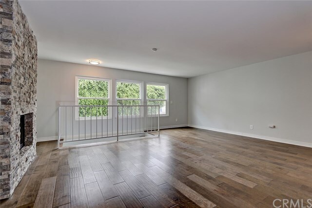 Foto del edificio - 323 S Broadway