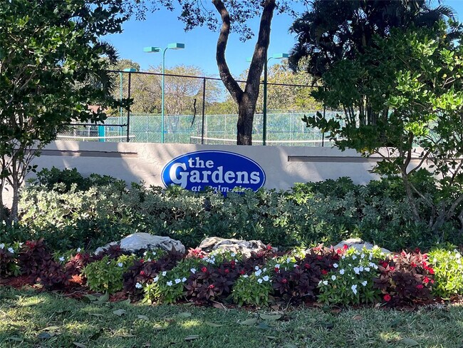Foto del edificio - 407 Gardens Dr