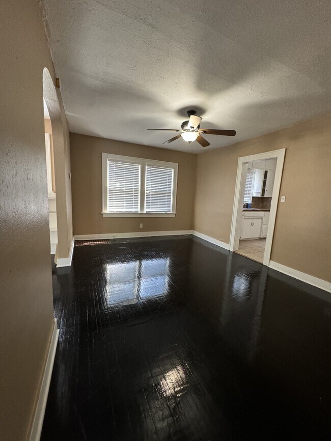 Foto del edificio - Updated 3 bedroom, 1 bathroom house with washer/dryer hookups Hurry! Limited-Time Special: NO APP...