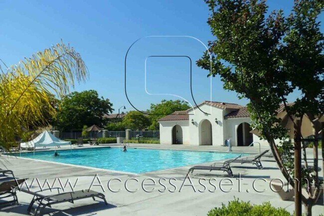 Foto del edificio - Elegant 2-Story 3 Bed/3.5 Bath Home In Mis...