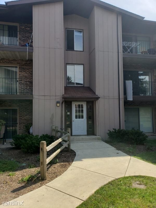 8104 Waterbury Ct, Woodridge, IL 60517 Apartment for Rent in