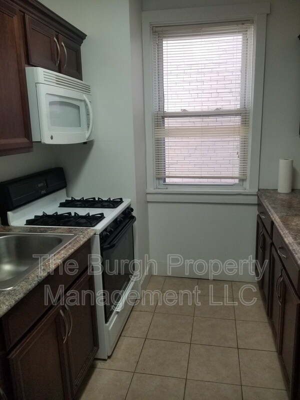 Foto del edificio - 2985 Belrose Ave
