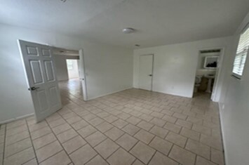 Foto del edificio - 6412 New Kings Rd