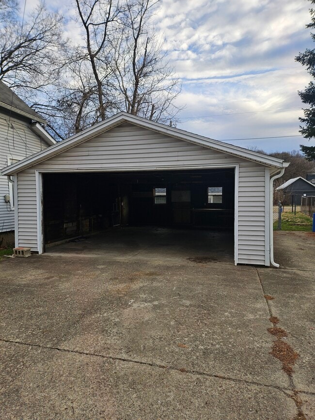 Graage - 317 N Norton St