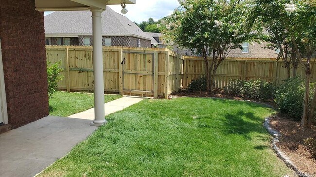 Foto del edificio - 8740 Lindsey Ln