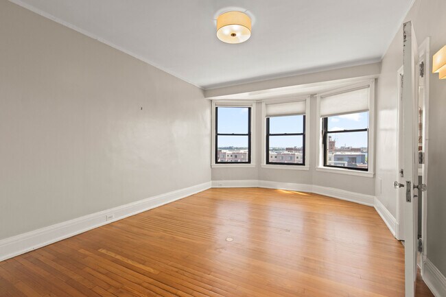 Foto del edificio - 2900 E Jefferson Ave