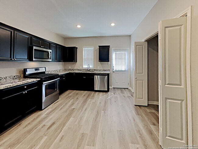Building Photo - 4950 Hallies Gdn