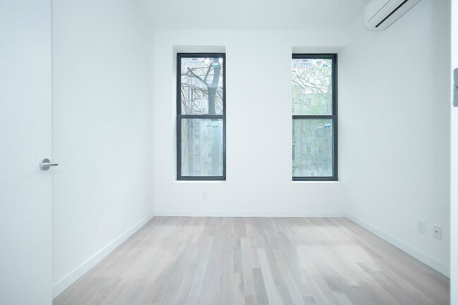 Building Photo - 164 E 105th St
