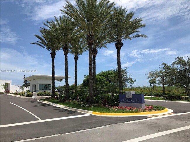 Foto del edificio - 14951 Royal Oaks Ln