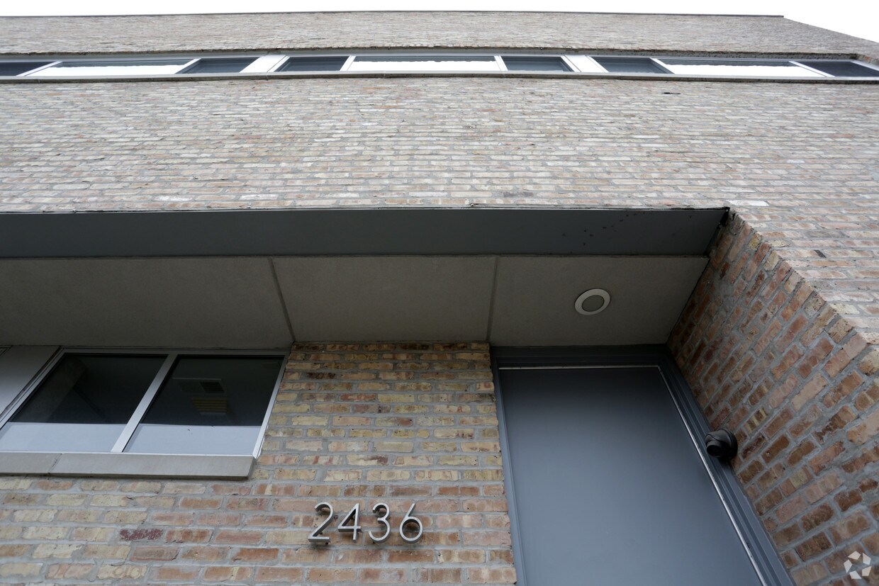 Building Photo - 2436 W Bloomingdale Ave