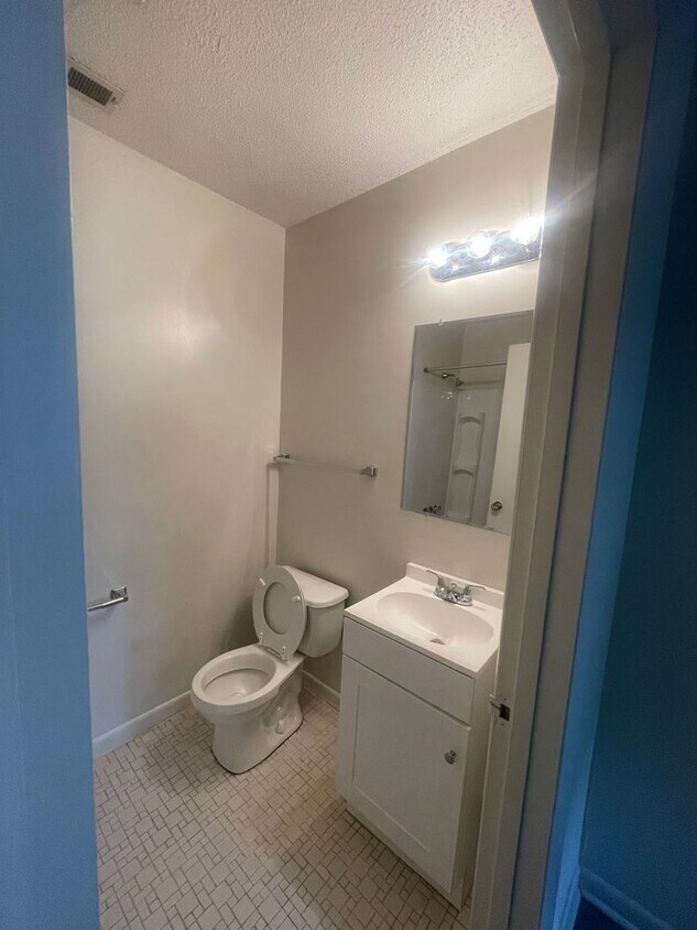 Building Photo - 1402-H Gorman St ~ Woodall Apartments ~ 1 ...
