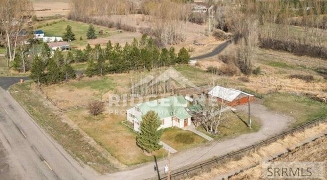 Building Photo - 2 Bed Home on .96 Acres!