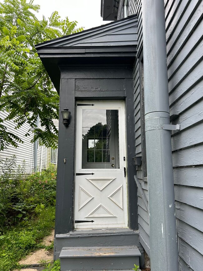Building Photo - Beautiful Westside-Oswego 3 Bdrm Home. Kin...