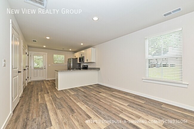 Building Photo - 504 12th Ave NE