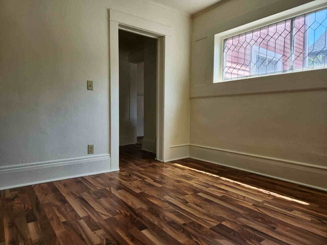 Building Photo - Bright Lower Apt with HIGH ceilings