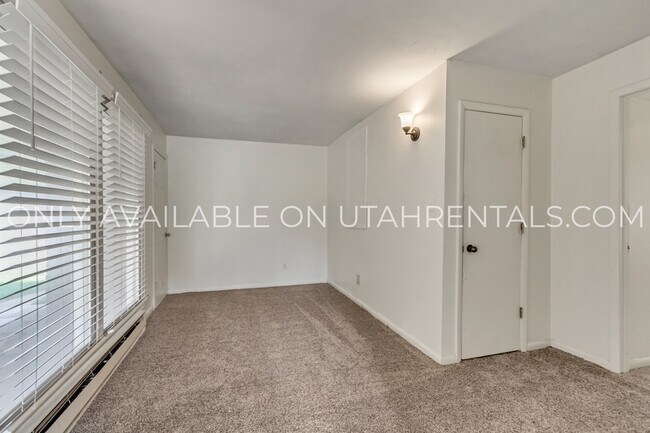 Building Photo - 2233 S 200 W