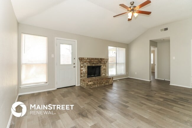 Foto del edificio - 6111 Inks Lake Dr