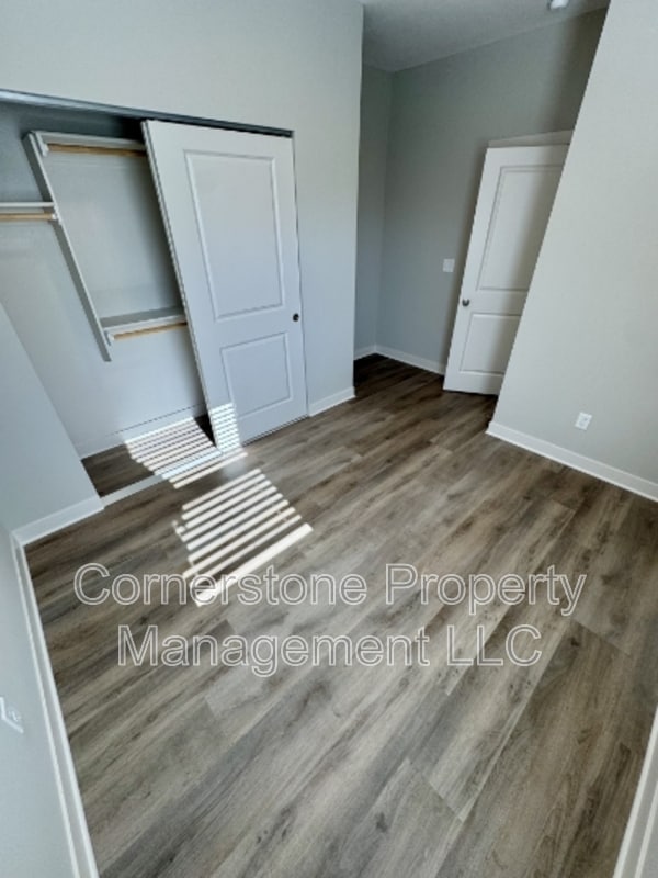 Foto del edificio - 8679 Golden Ln