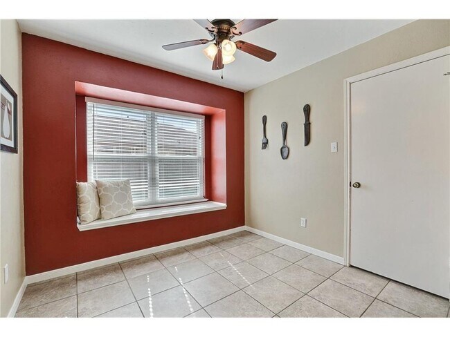 Building Photo - 502 Overland Dr