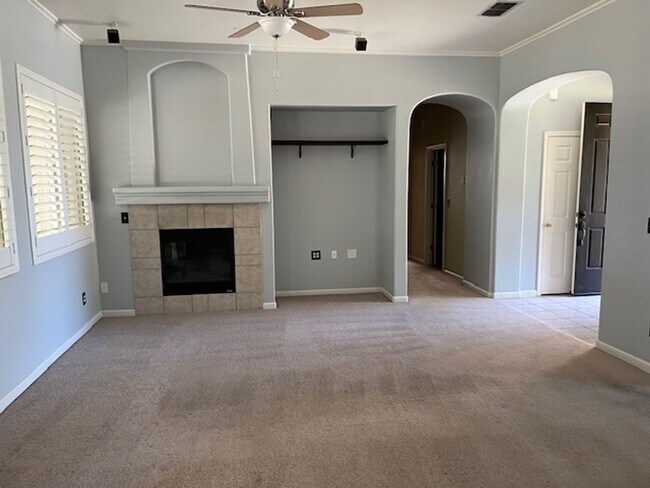 Foto del edificio - Desirable 3 bedroom 2 bath Home in Roseville