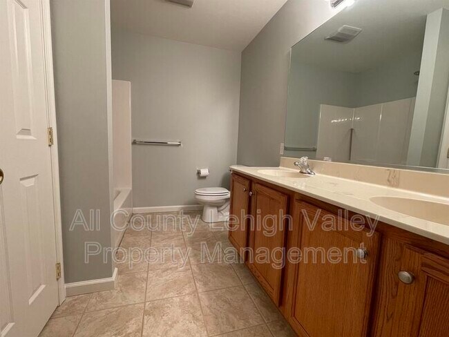 Foto del edificio - 1355 Mohr Cir