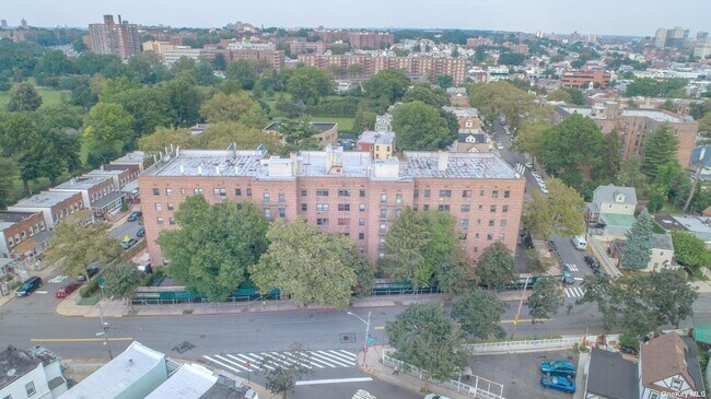Foto del edificio - 131-11 Kew Gardens Rd