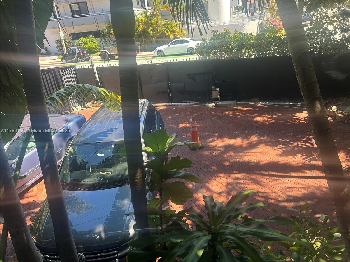 Foto del edificio - 8200 Byron Ave