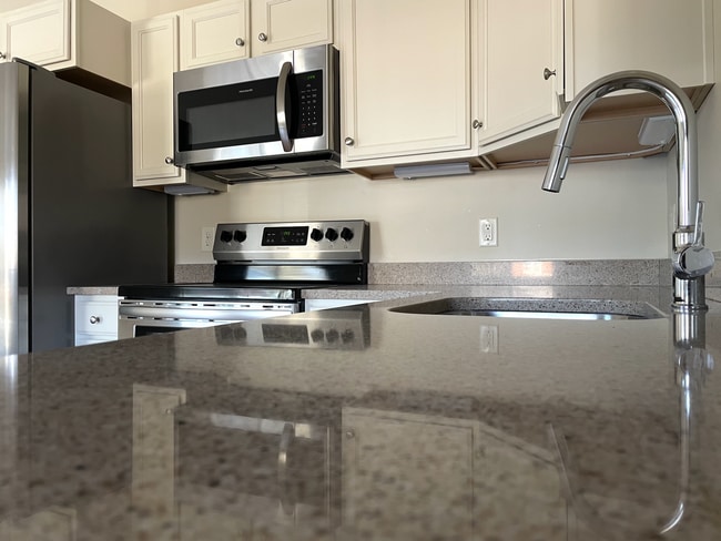 Foto del edificio - Downtown Morganton - One Bedroom Apt on top floor with wood floors great natural light, updated f...