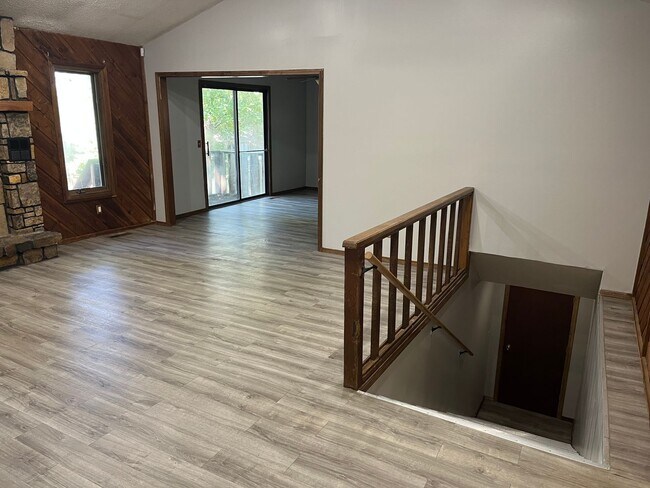 Foto del edificio - Spacious 4-Bedroom Home with Bonus Room