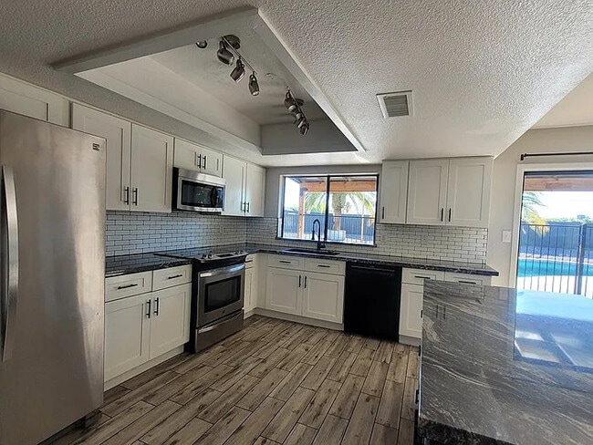 Building Photo - Stunning 4-bedroom home with pool