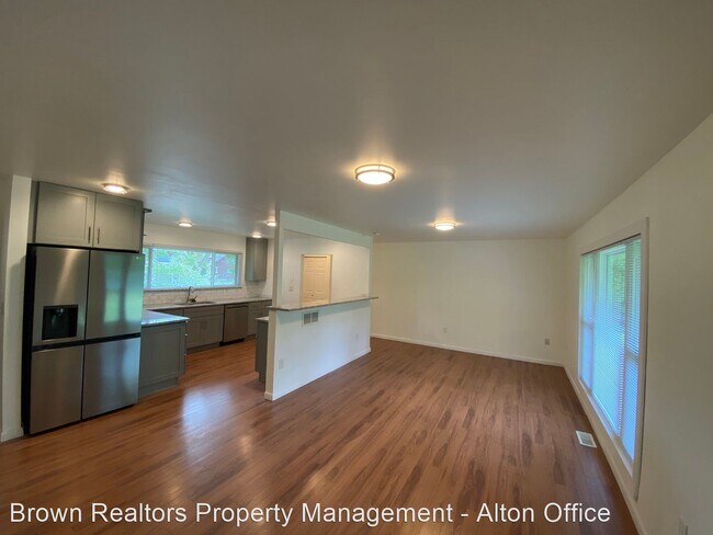 Foto del edificio - 3 br, 1.5 bath House - 202 E 9th St.