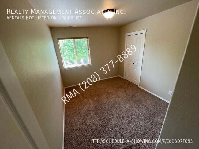 Building Photo - Amazing Townhome Centrally Located in Boise
