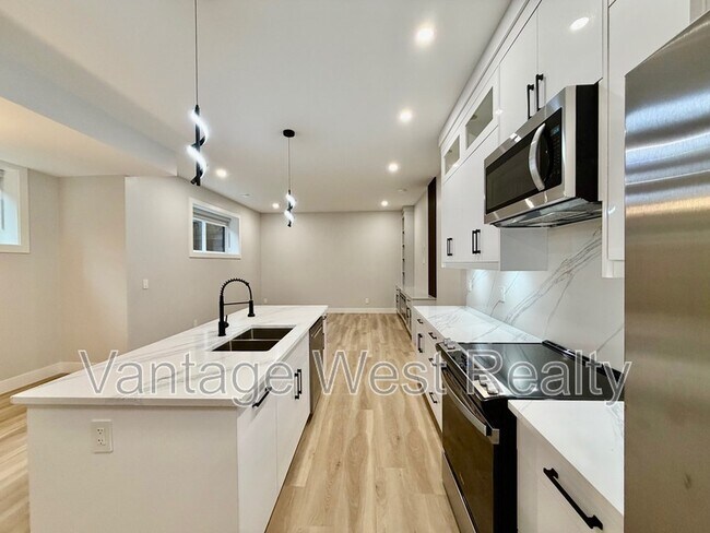 Photo du bâtiment - 1669 Highland Dr N