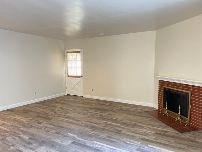 Building Photo - 1709 Benton St
