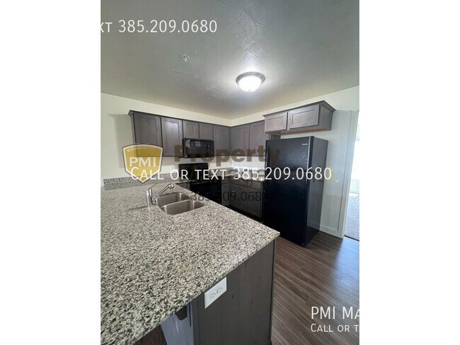 Building Photo - Spacious 3-Bedroom Apartment in American F...